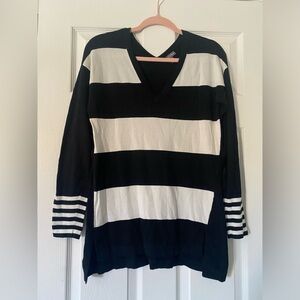 Vince Camuto Black & White V-Neck Sweater Size‎ Small